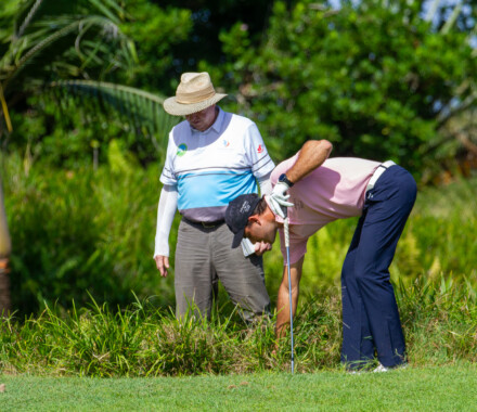 Recherche de balle et drop sur le 17 pour Ludovic Bax sous les yeux de l'arbitre