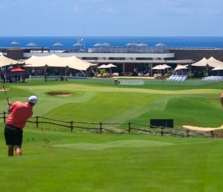 Le fairway du 18 et tout au fond, très loin, de l'autre côté le green du 18 et le 19 ième trou, le bar du Club House