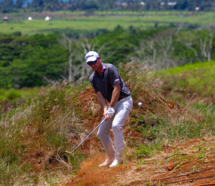 De Villiers en difficulté sur une butte du trou n°2. Admirez la vue !