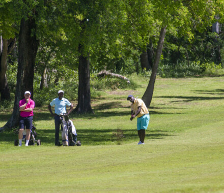 Après un drive monumental de Robin Baudry, Johan Mouniama dépose la balle au drapeau sur le trou n°6. Eagle à suivre !